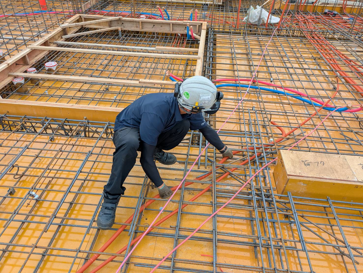 マンション新築工事　2階スラブ配管