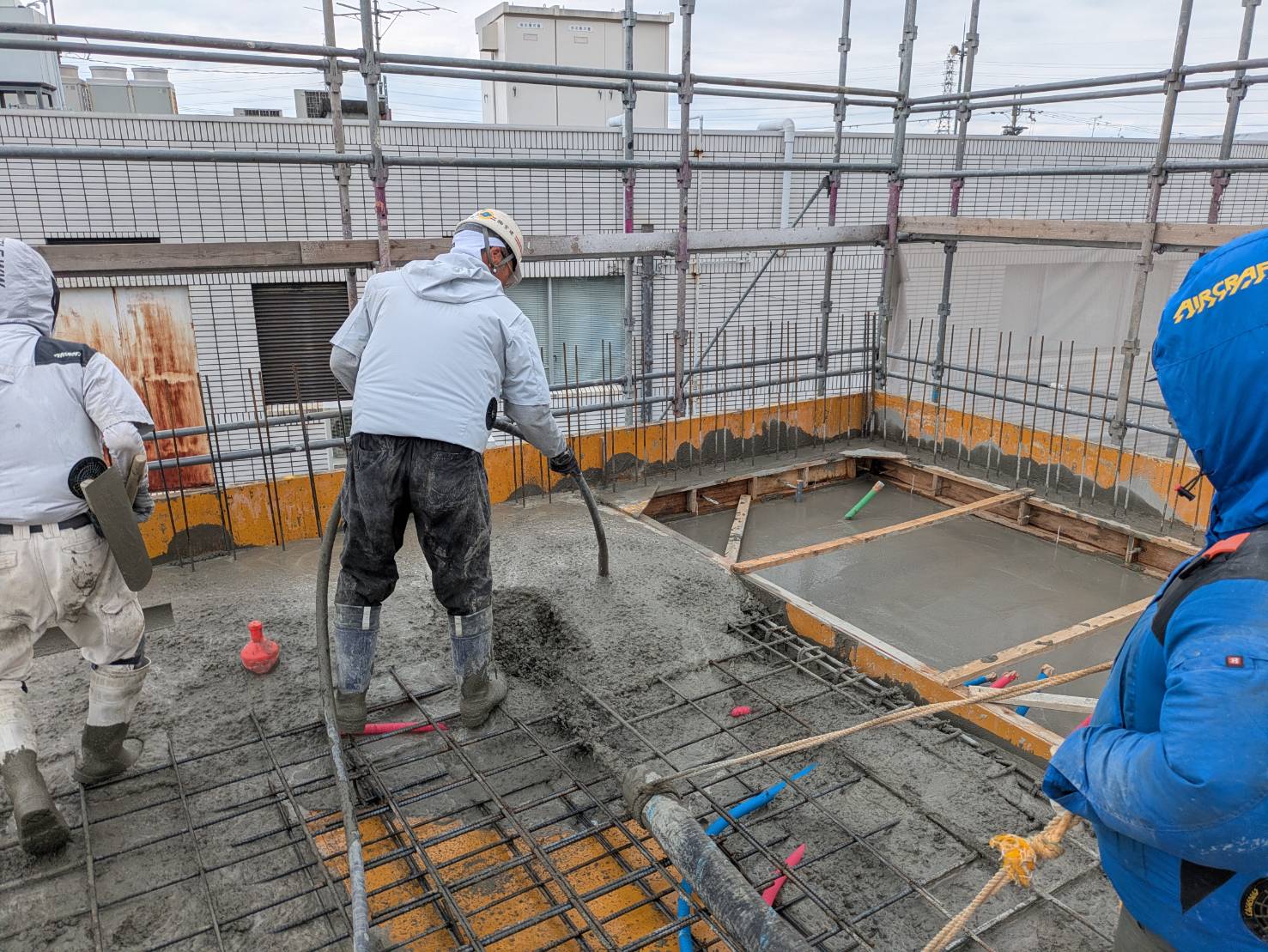 マンション新築工事　2階躯体コンクリート打設